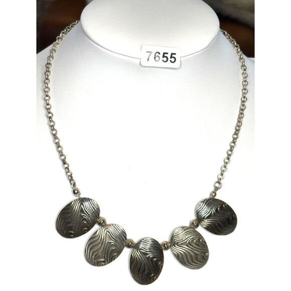 Silver-Tone Oval Pendant Necklace With Textured Design On Chain - Picture 5 of 8